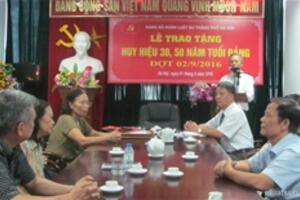 Lê trao tặng huy hiệu 30, 50 năm tuổi Đảng Đợt 02/9 năm 2016