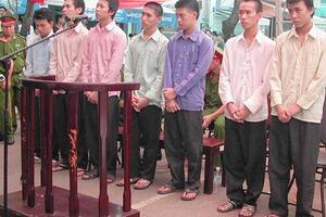 Thay vành móng ngựa bằng bục khai báo