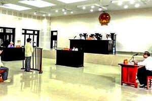 Đại diện Viện kiểm sát và Luật sư được bố trí ngồi ngang bằng nhau