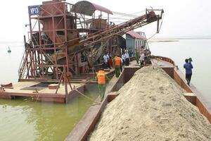 Xử lý hơn 2.000 vụ khai thác cát, sỏi trái phép