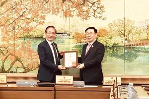 Trao tặng Kỷ niệm chương hoạt động Quốc hội cho đại biểu Nguyễn Chiến