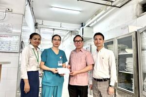 Xúc động hình ảnh 10 nạn nhân vụ cháy chung cư mini được ra viện