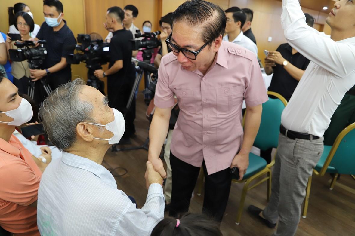 Luật sư Nguyễn Văn Chiến tham hỏi và động viên ông Nguyễn Văn Vấn (81 tuổi, bệnh nhân lớn tuổi nhất trong vụ cháy chung cư mini được điều trị tại Bệnh viện Bạch Mai) ngày xuất viện.