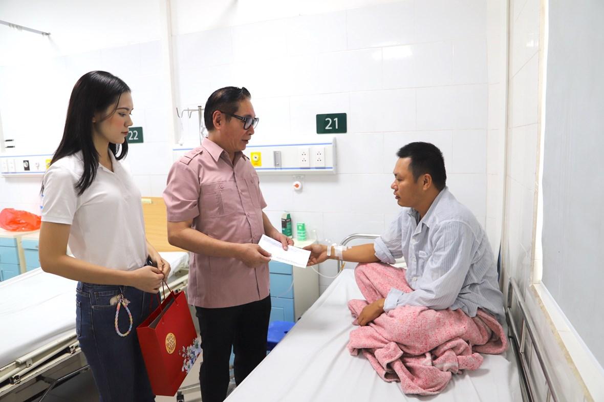 Luật sư Nguyễn Văn Chiến, Hoa hậu Lương Kỳ Duyên đến thăm hỏi một bệnh nhân trong vụ cháy chung cư mini đang điều trị tại Khoa Chống độc.