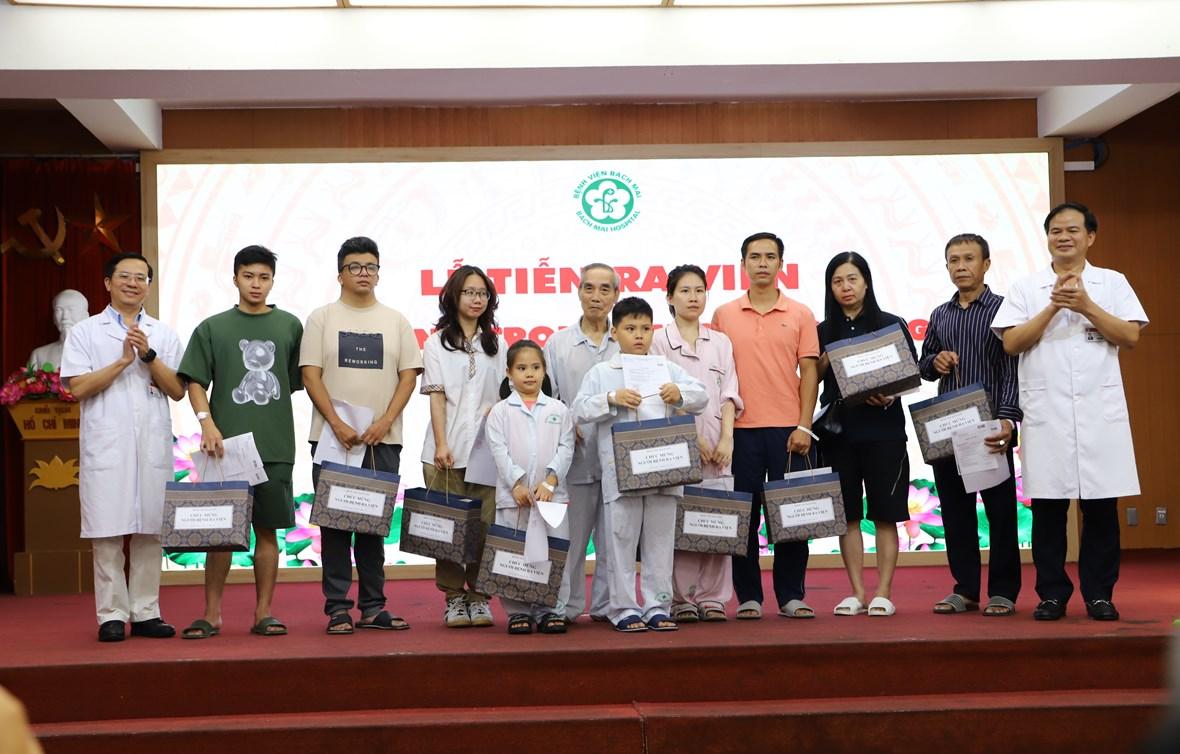 Lãnh đạo Bệnh viện Bạch Mai trao quà cho các bệnh nhân xuất viện.