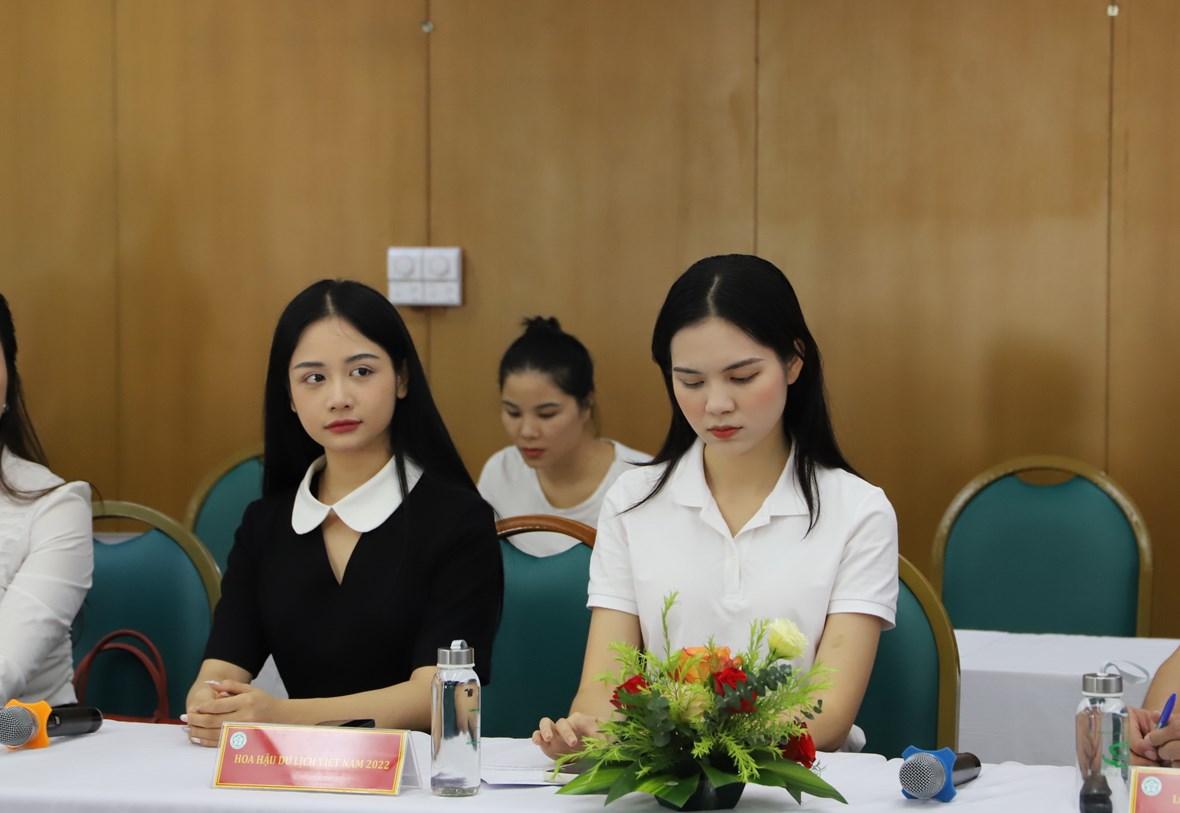 Ban tổ chức Hoa hậu Du lịch Việt Nam 2022 đến trao quà và thăm hỏi các bệnh nhân vụ cháy chung cư mini đang điều trị tại Bệnh viện Bạch Mai do Hoa hậu Lương Kỳ Duyên và Người đẹp Đinh Ngọc Thư đại diện. 