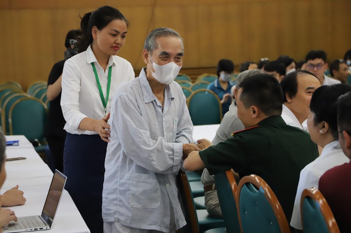 Ông Nguyễn Văn Vấn (81 tuổi, là bệnh nhân cao tuổi nhất của vụ cháy) điều trị tại Bệnh viện Bạch Mai. Trao đổi với PV Báo Đại Đoàn Kết, ông Vấn cho biết tình hình sức khoẻ hiện tại đã ổn định, tâm lý cũng lạc quan dù cả gia đình phải trải qua cú sốc trong vụ cháy.