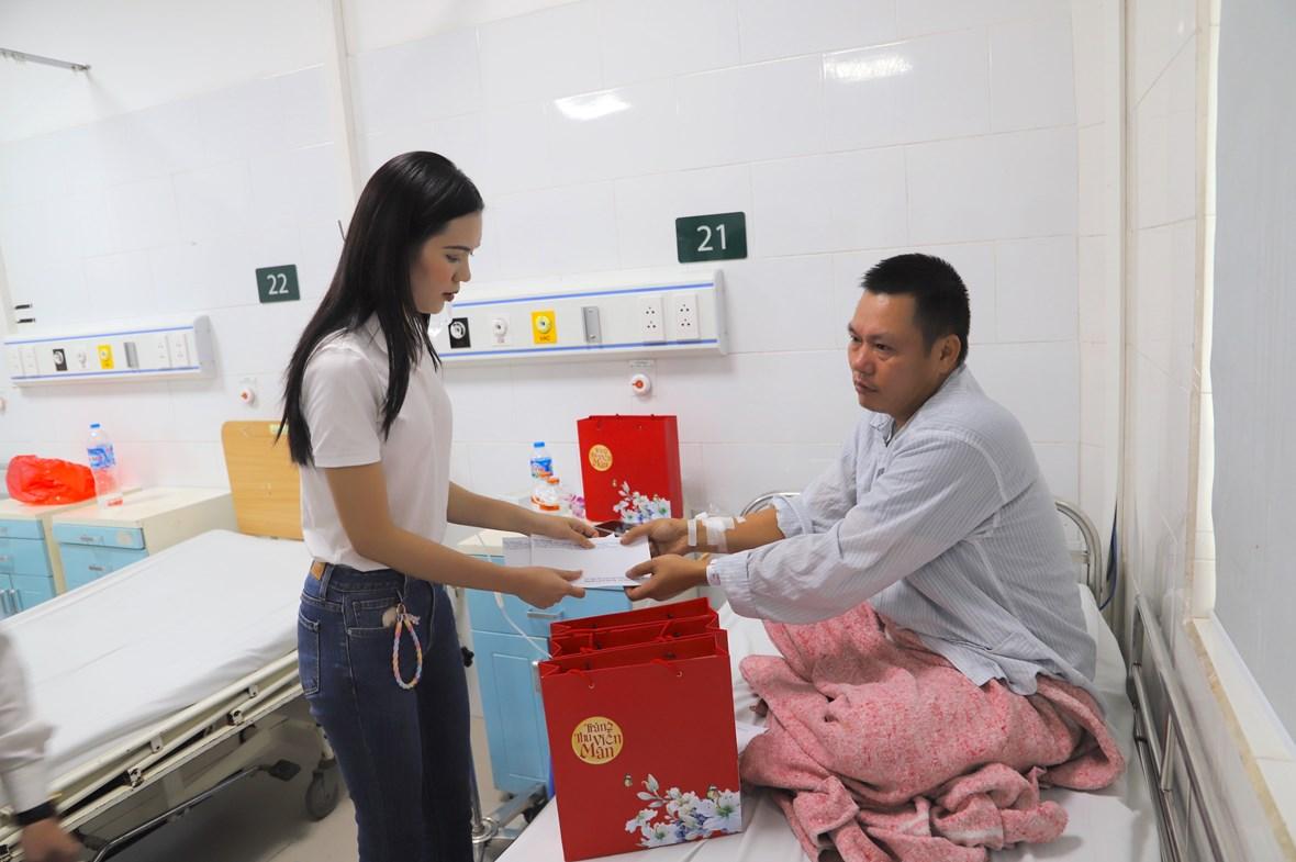 Hoa hậu Lương Kỳ Duyên cũng chia sẻ, đoàn thiện nguyện của cô đã đồng hành cùng các nạn nhân trong vụ cháy và Bệnh viện Bạch Mai từ những ngày đầu khi bệnh viện tiếp nhận bệnh nhân. "Sự mất mát là quá lớn, không gì có thể bù đắp nổi. Tôi chỉ cố gắng góp một phần nhỏ với mong muốn hỗ trợ các nạn nhân trong vụ cháy để họ sớm quay trở lại cuộc sống", Hoa hậu cho biết.