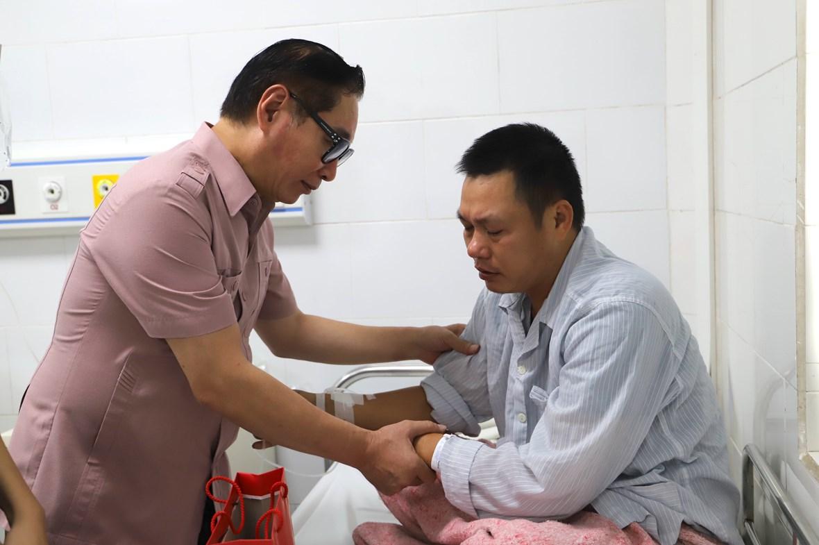Bệnh nhân này không cầm được nước mắt khi đã mất đi người thân trong vụ cháy, đồng thời bày tỏ sự cảm ơn đến đoàn thiện nguyện. 