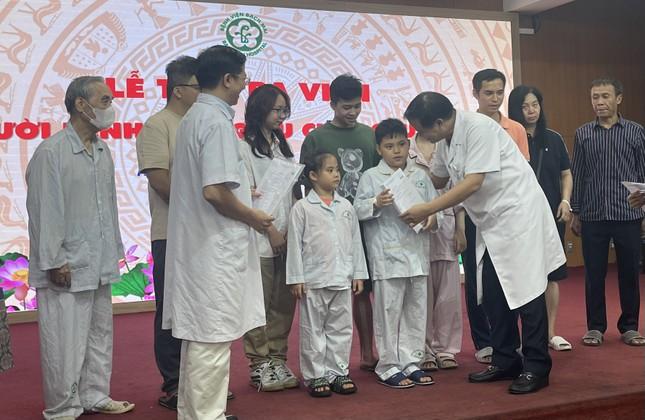 Giám đốc BV Bạch Mai: 'Mong các nạn nhân vụ cháy chung cư mini gói ghém đau thương, lo cho sức khoẻ' ảnh 2