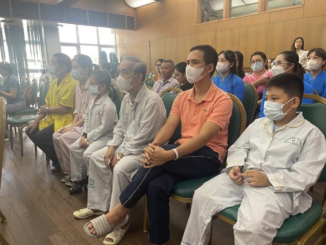 Giám đốc BV Bạch Mai: 'Mong các nạn nhân vụ cháy chung cư mini gói ghém đau thương, lo cho sức khoẻ' ảnh 1