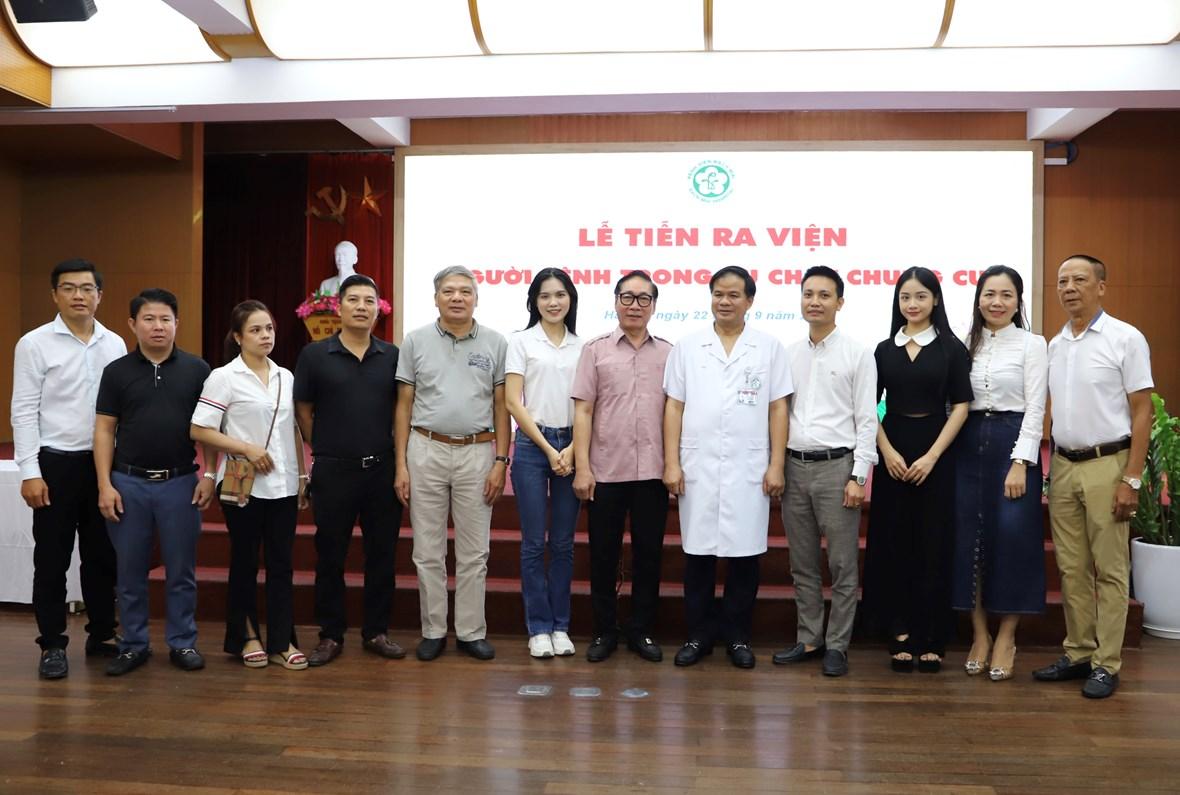 Chỉ riêng chiều 22/9, Đoàn thiện nguyện đã ủng hộ 47 triệu cho 29 bệnh nhân và 9 triệu cho cho Phòng Công tác xã hội và công đoàn bệnh viện, động viên cho các cán bộ đang công tác tại đây.